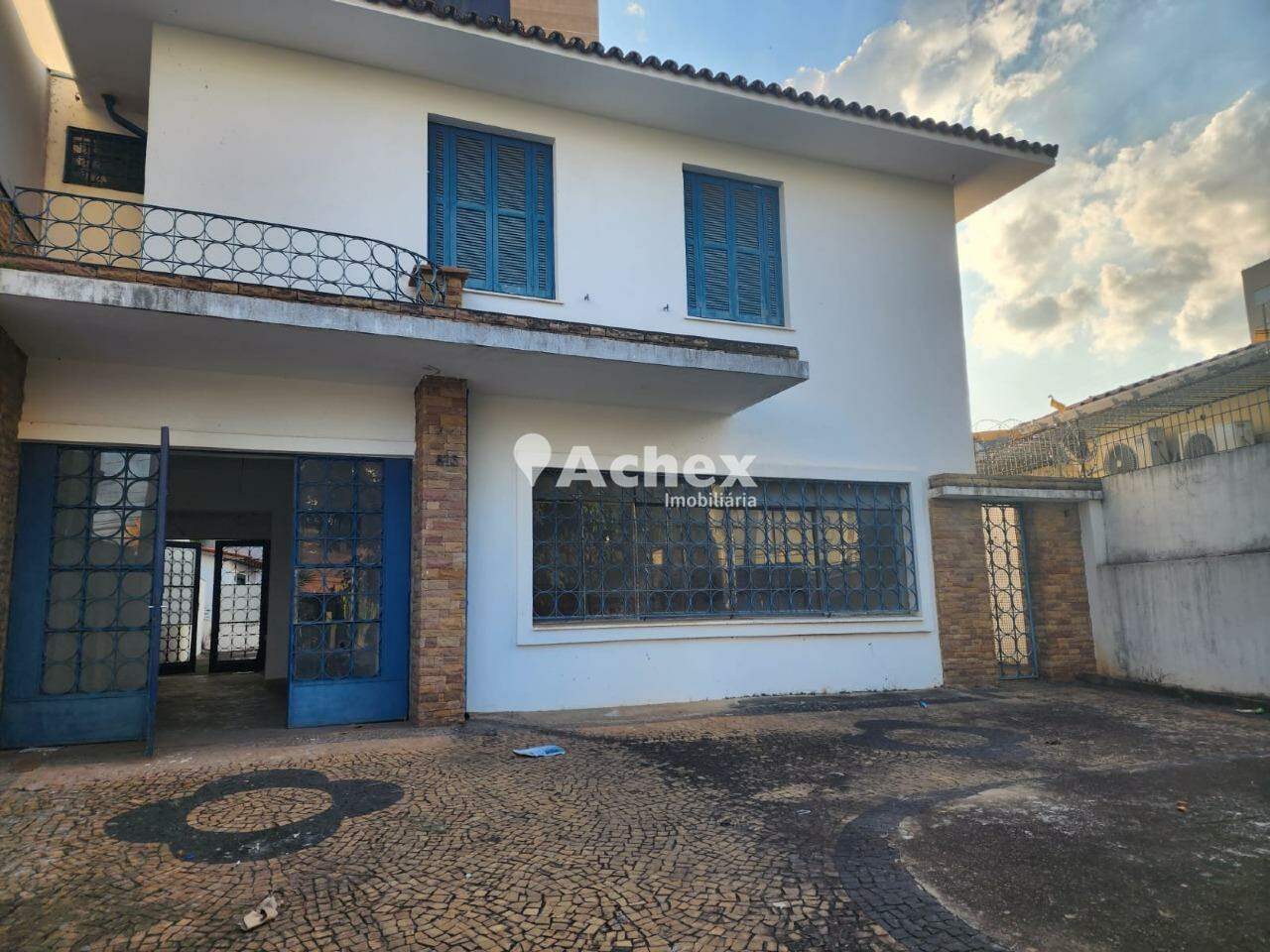 Casa para alugar com 4 quartos, 400m² - Foto 1