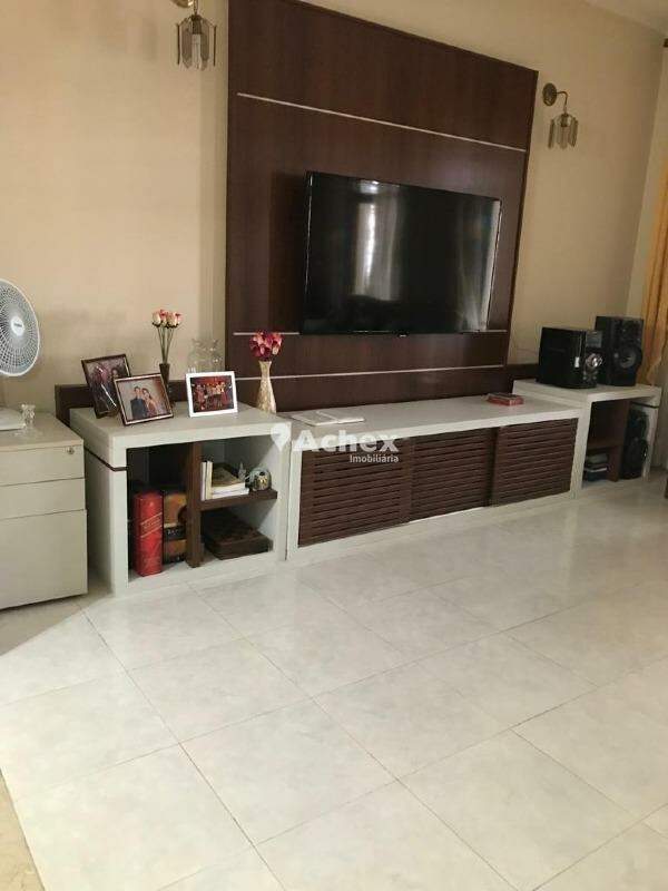 Casa à venda com 3 quartos, 150m² - Foto 1