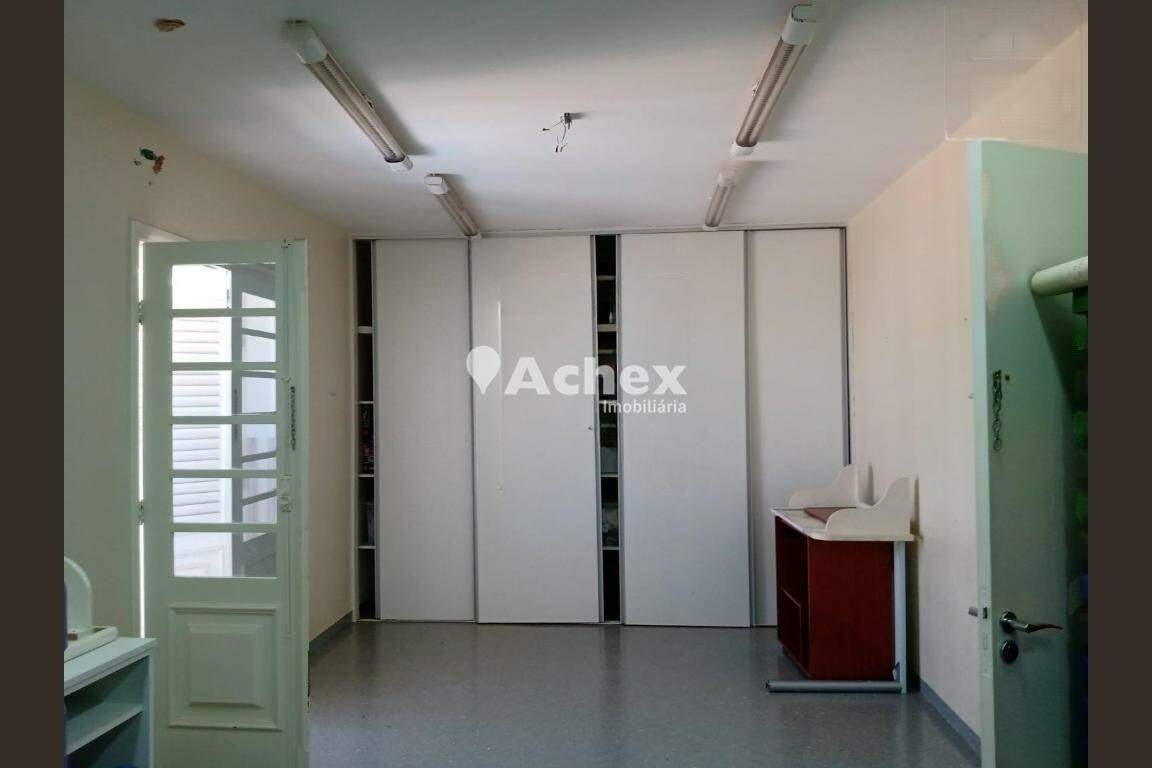 Casa à venda com 3 quartos, 237m² - Foto 2