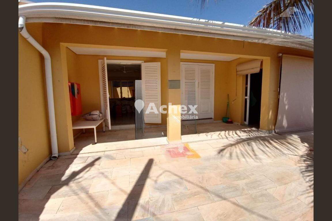 Casa à venda com 3 quartos, 237m² - Foto 1