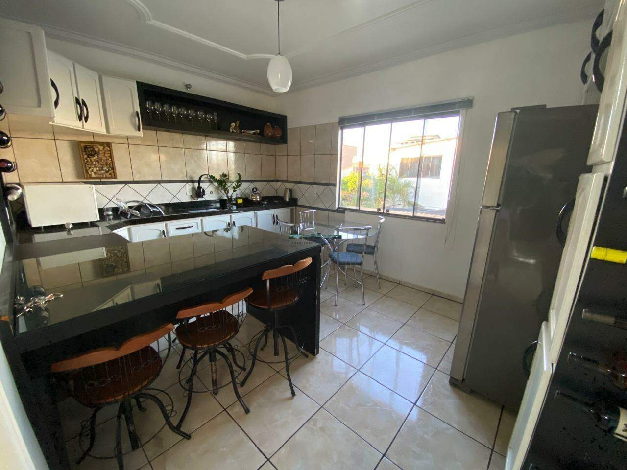 Sala comercial e barracão à venda no Lago: 