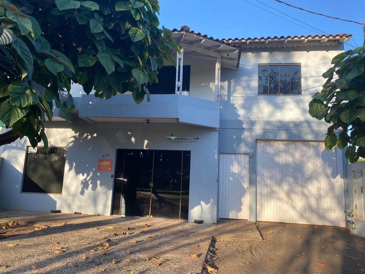 Sala comercial e barracão à venda no Lago: 
