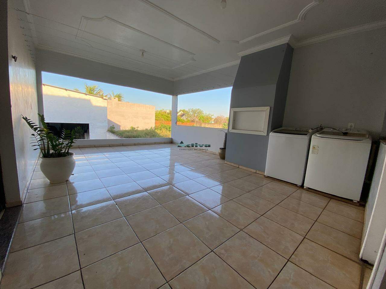 Sala comercial e barracão à venda no Lago: 
