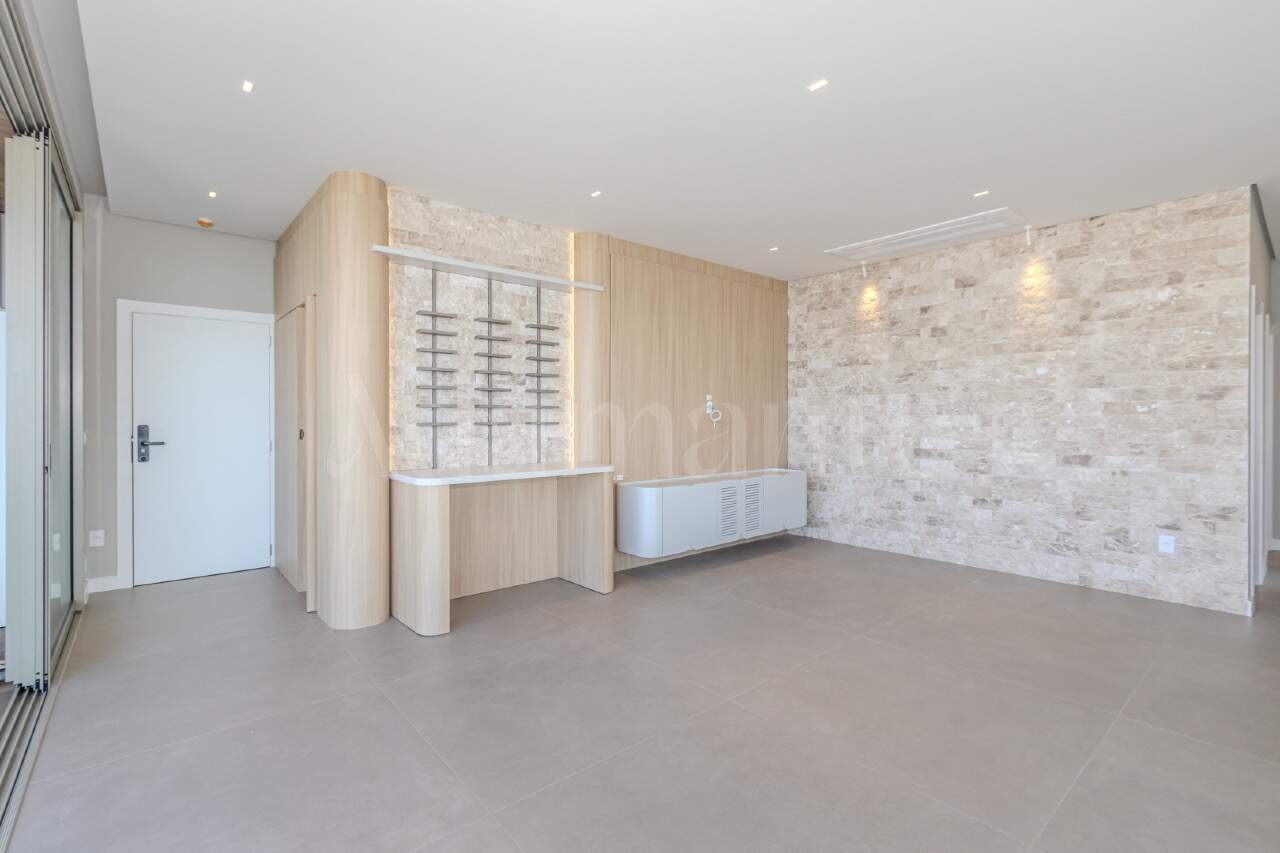 Apartamento com 3 Suítes e Piscina Privativa na Praia Brava