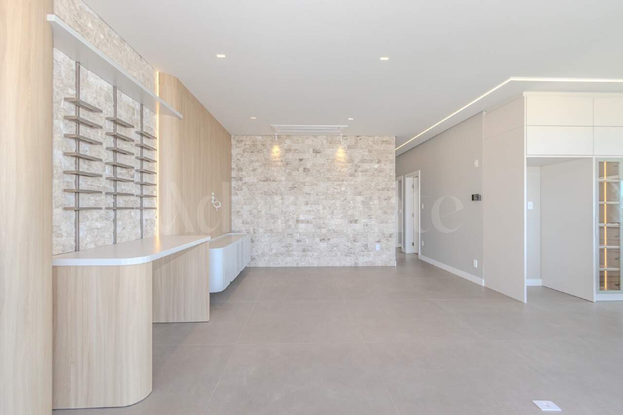 Apartamento com 3 Suítes e Piscina Privativa na Praia Brava