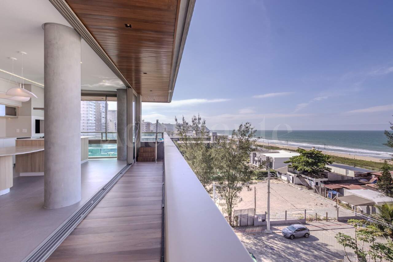 Apartamento com 3 Suítes e Piscina Privativa na Praia Brava