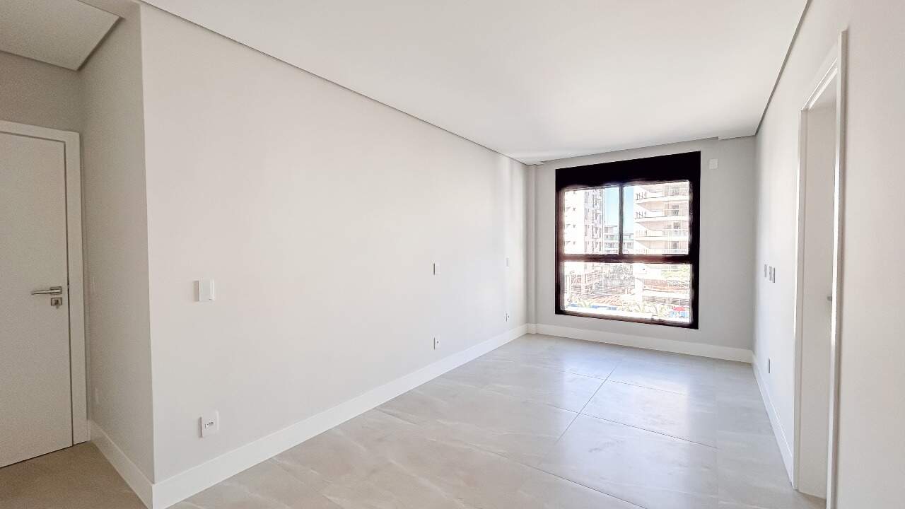 Apartamento com 3 Dormitórios no Canto Sul da Praia Brava