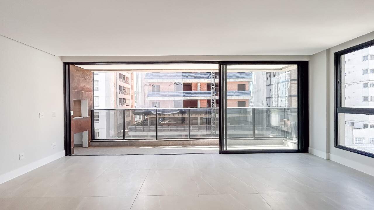 Apartamento com 3 Dormitórios no Canto Sul da Praia Brava