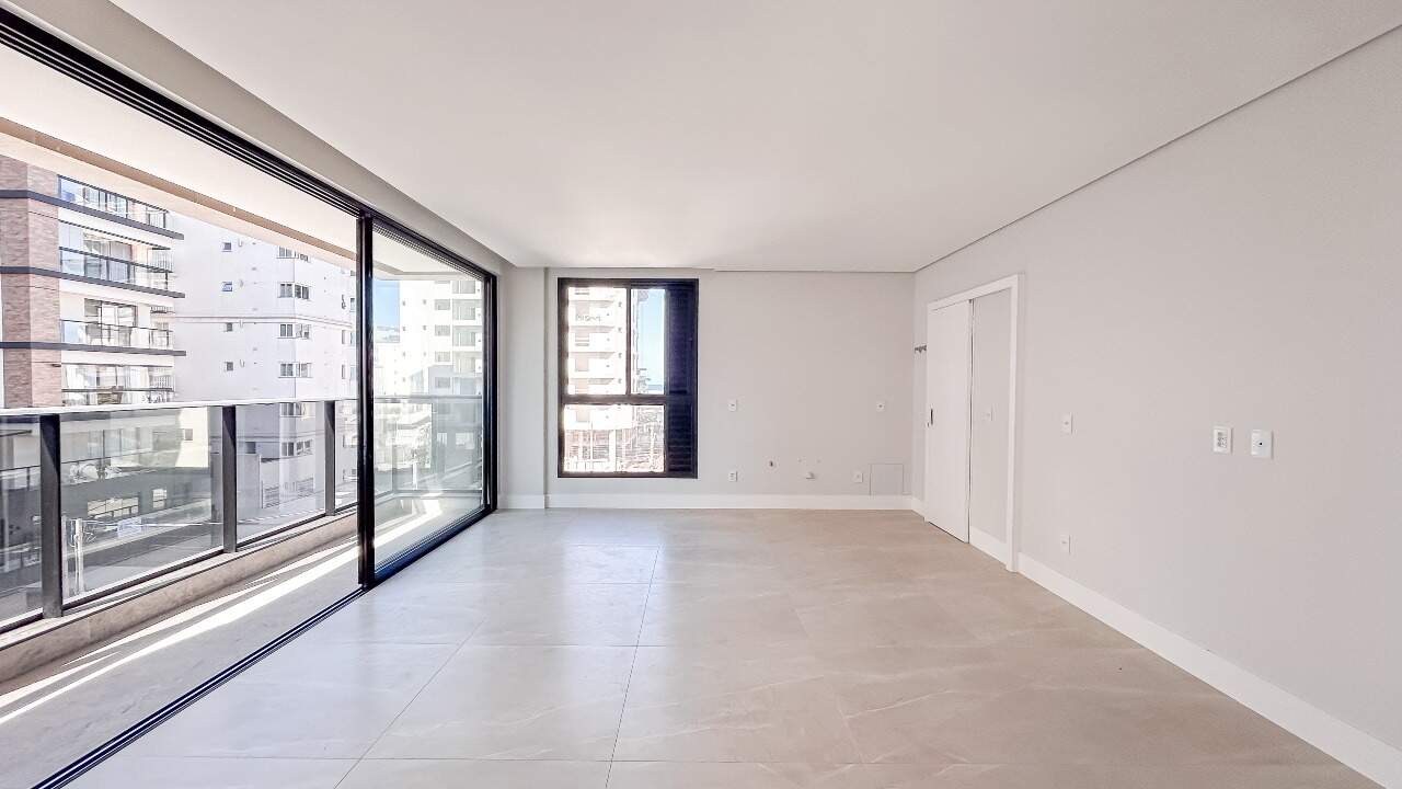 Apartamento com 3 Dormitórios no Canto Sul da Praia Brava