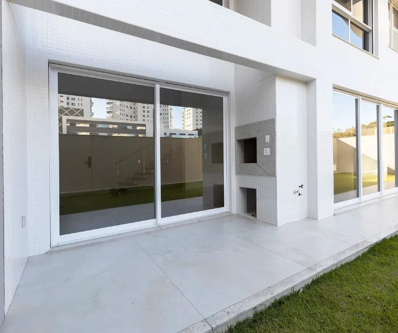 Apartamento Garden Duplex com 3 Suítes na Praia Brava