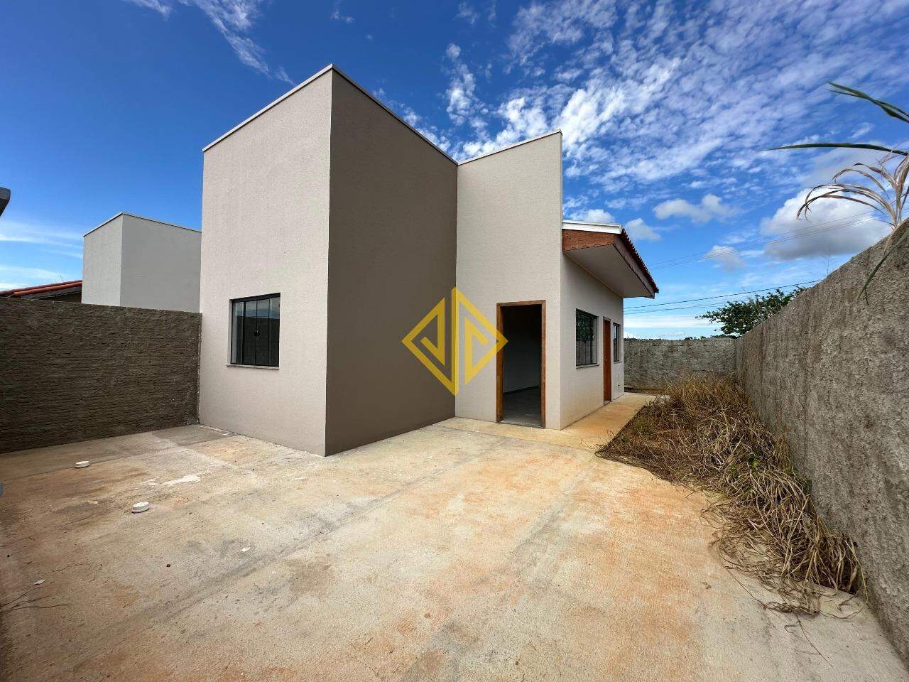 Casa à venda com 2 quartos, 47m² - Foto 1