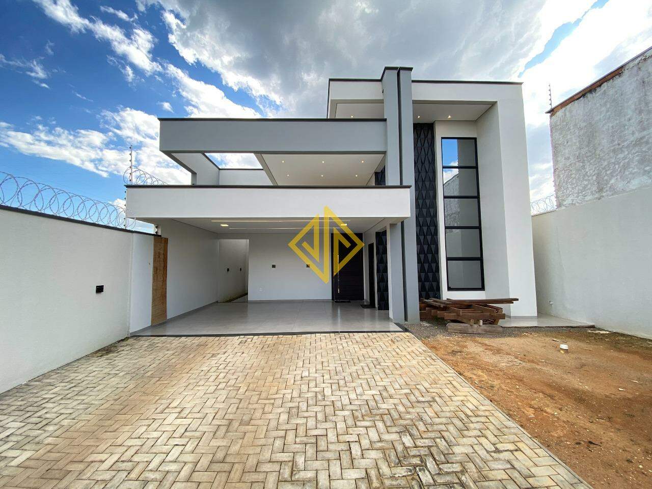 Casa à venda com 3 quartos, 169m² - Foto 1