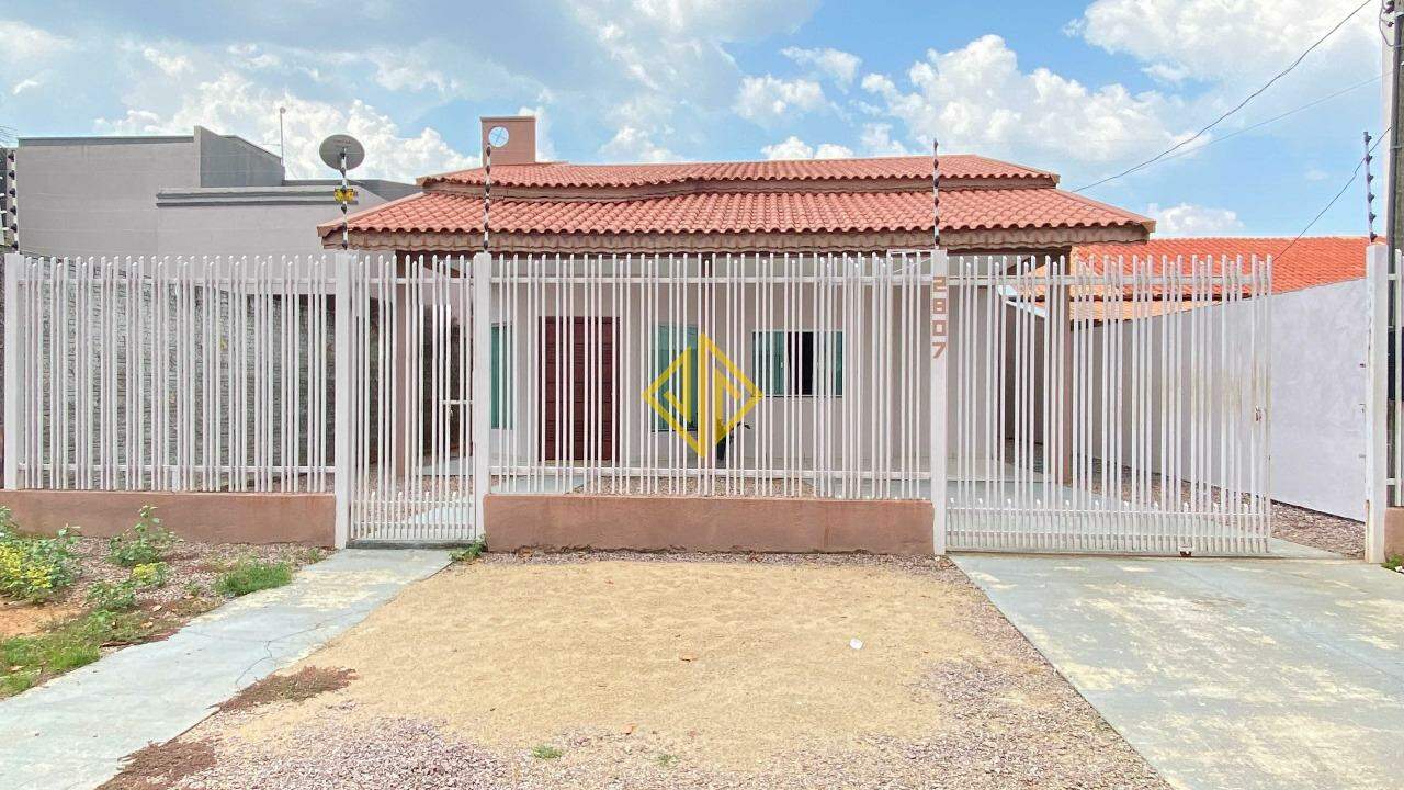 Casa à venda com 3 quartos, 161m² - Foto 1