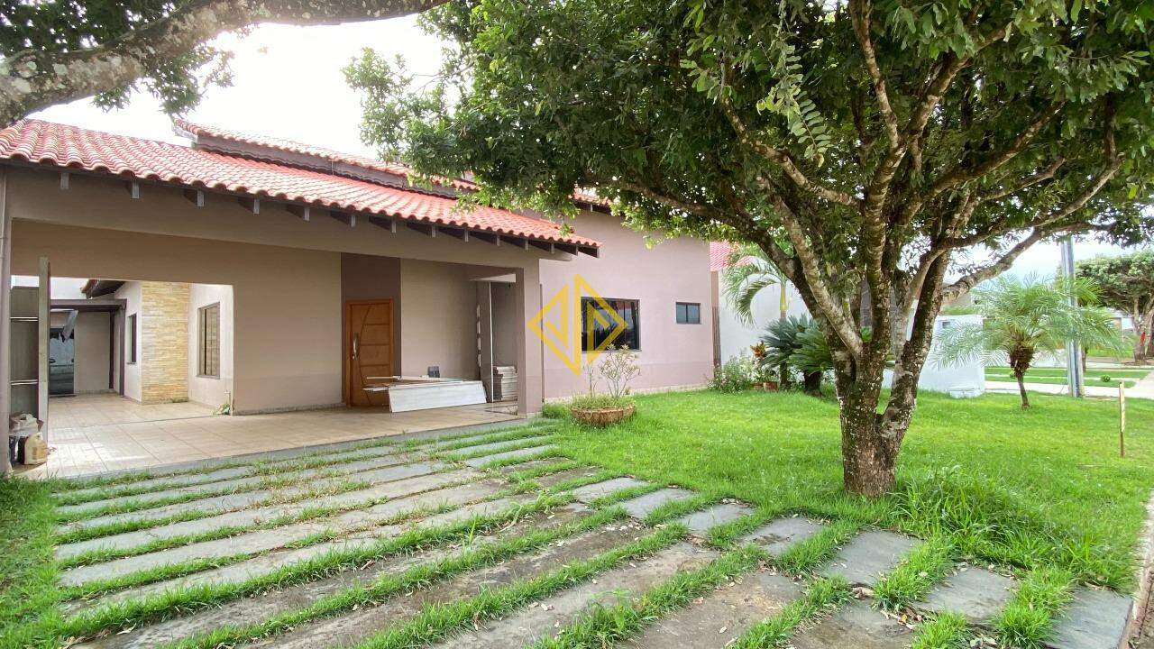 Casa à venda com 3 quartos, 222m² - Foto 1