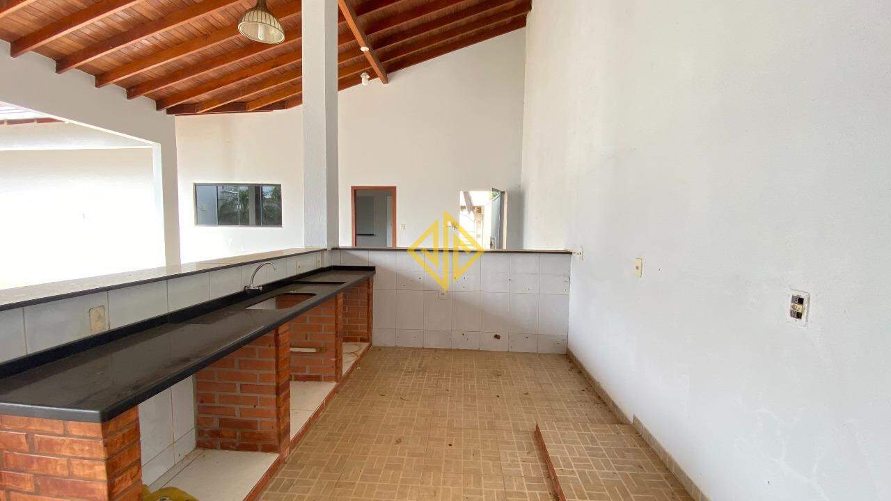 Casa à venda com 3 quartos, 222m² - Foto 14