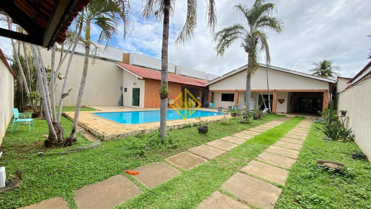 Casa à venda com 4 quartos, 298m² - Foto 1