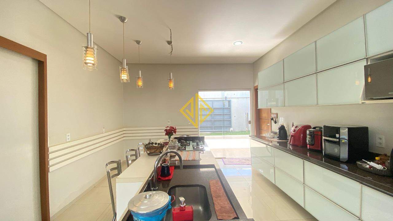 Casa à venda com 3 quartos, 330m² - Foto 4