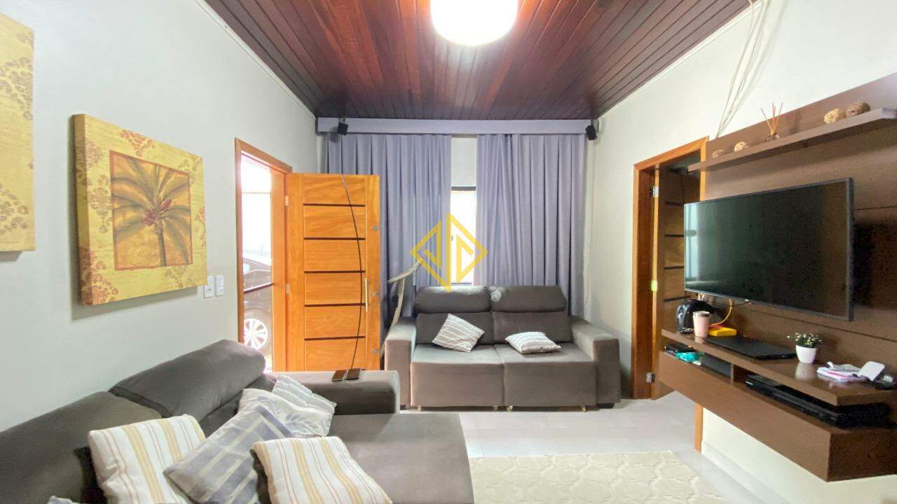 Casa à venda com 3 quartos, 159m² - Foto 1