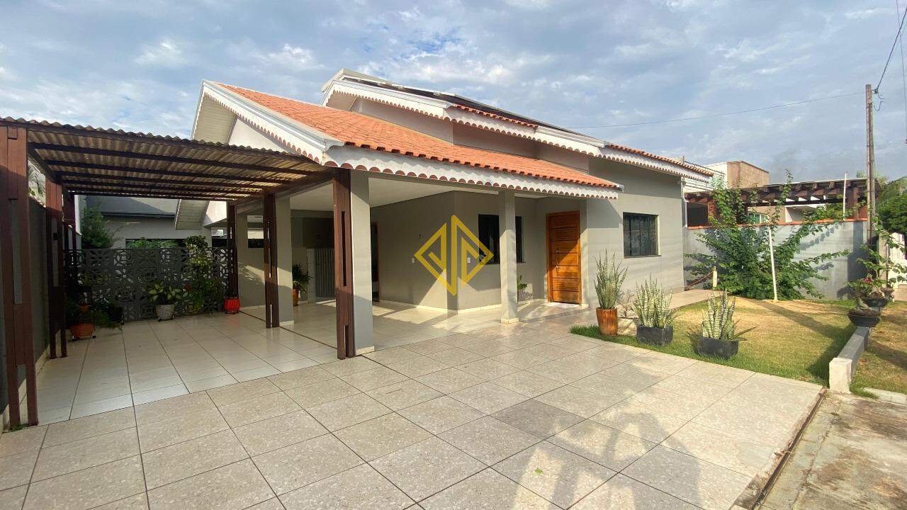 Casa à venda com 4 quartos, 225m² - Foto 1