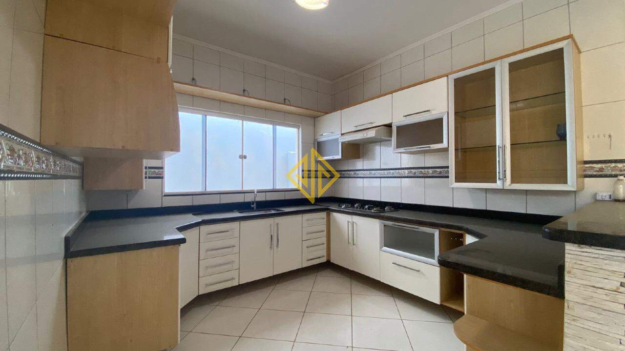 Casa para alugar com 3 quartos, 356m² - Foto 12