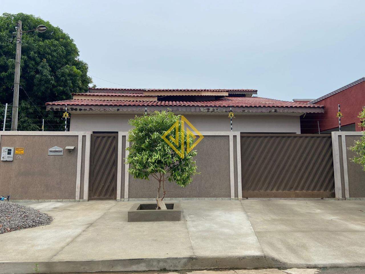 Casa à venda com 4 quartos, 220m² - Foto 1