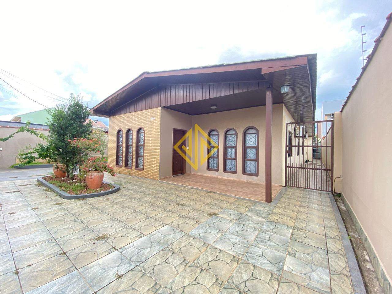 Casa para alugar com 2 quartos, 324m² - Foto 1