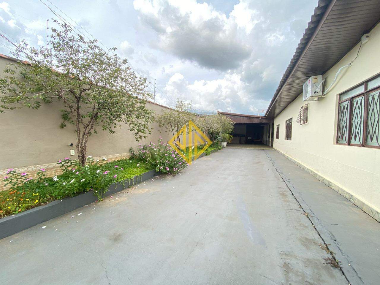 Casa para alugar com 2 quartos, 324m² - Foto 2