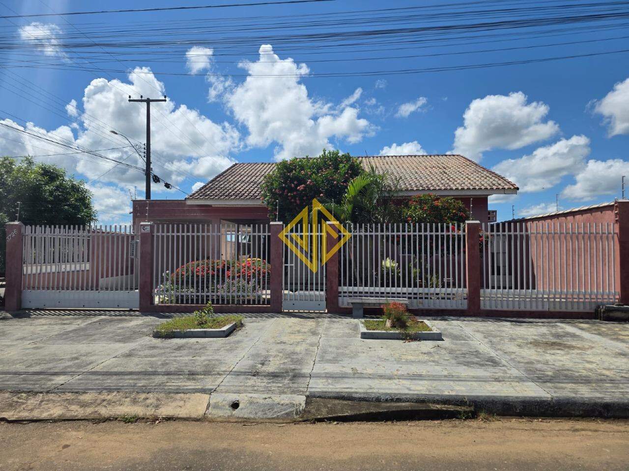 Casa à venda com 3 quartos, 180m² - Foto 1
