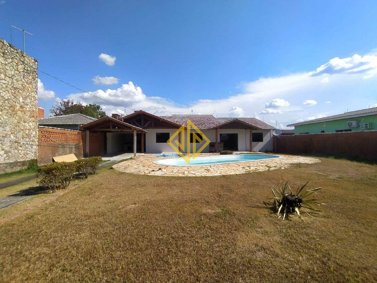 Casa para alugar com 2 quartos, 185m² - Foto 1