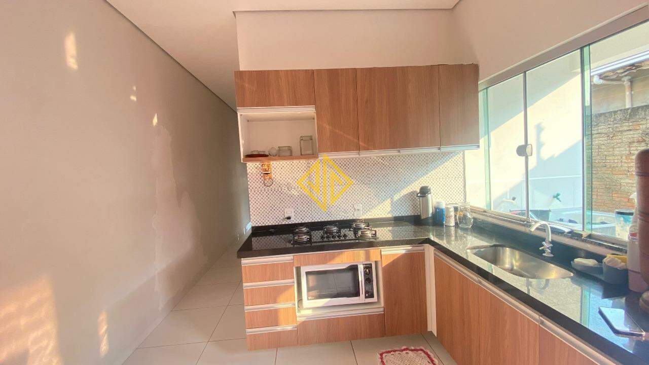 Casa à venda com 2 quartos, 70m² - Foto 8