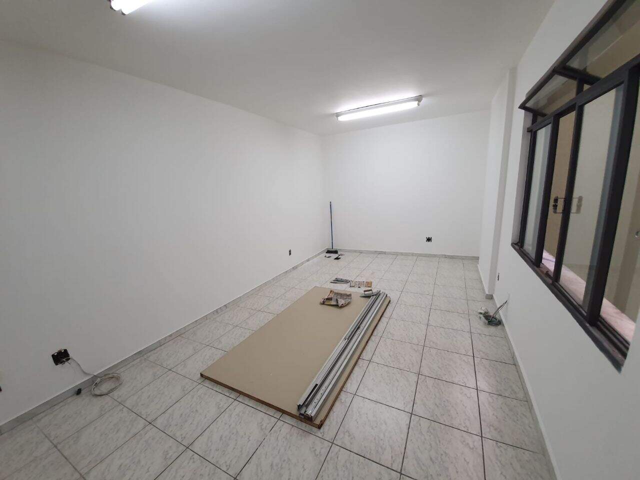 Sala à venda no Barro Preto: 