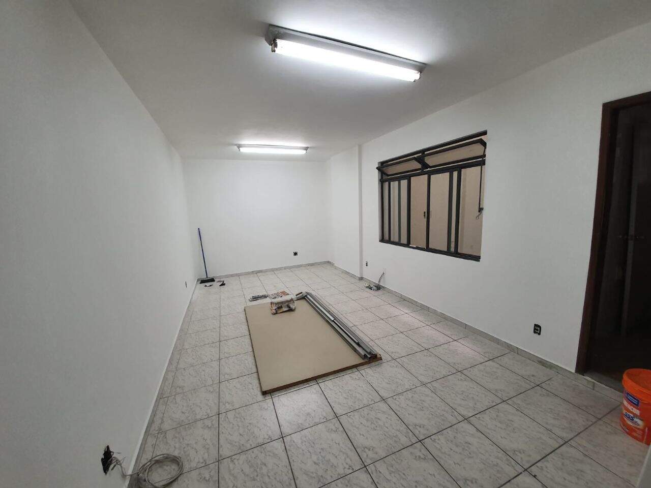 Sala à venda no Barro Preto: 