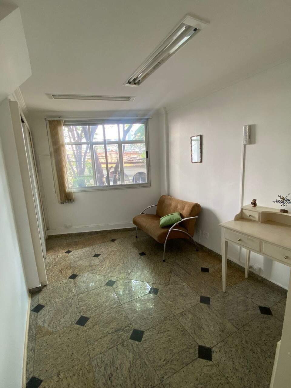 Sala à venda no Carmo: 