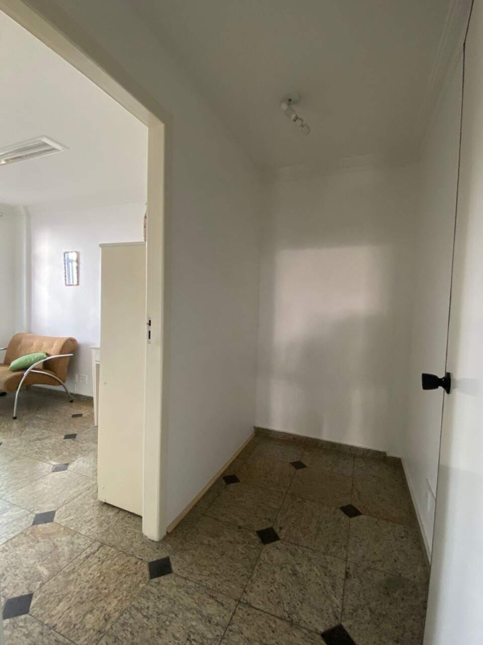 Sala à venda no Carmo: 
