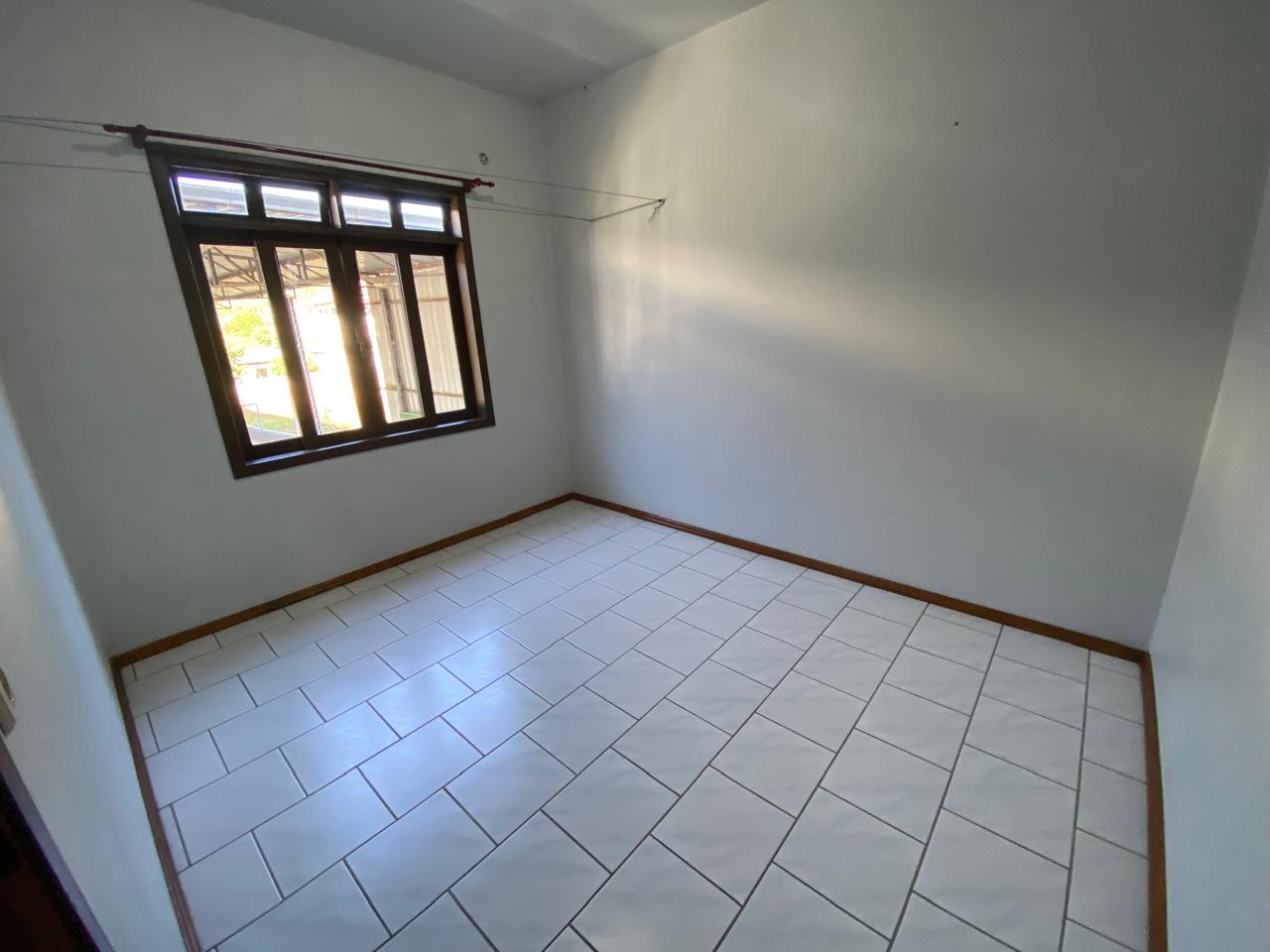 Casa para aluguel no Ponto Chic: 