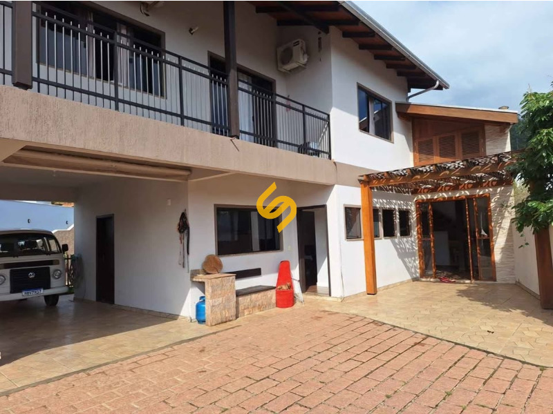 Casa à venda no Ponto Chic: 