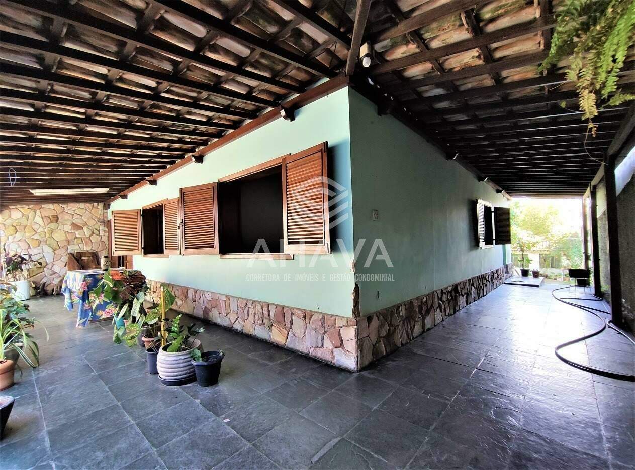 Casa à venda no Santa Mônica: VARANDA, FACHADA E LATERAL