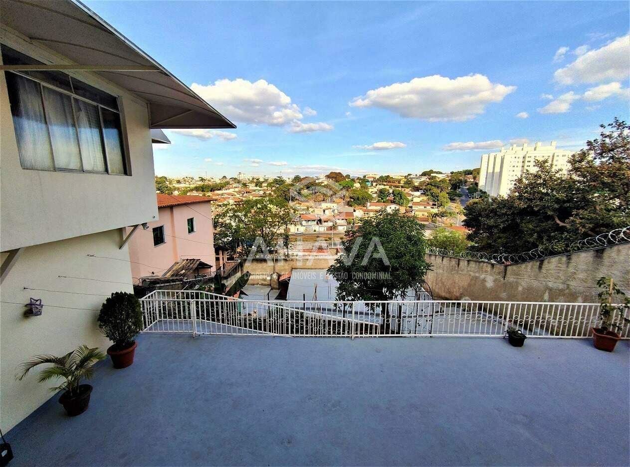 Casa à venda no Santa Mônica: ÁREA EXTERNA DA CASA E VISTA