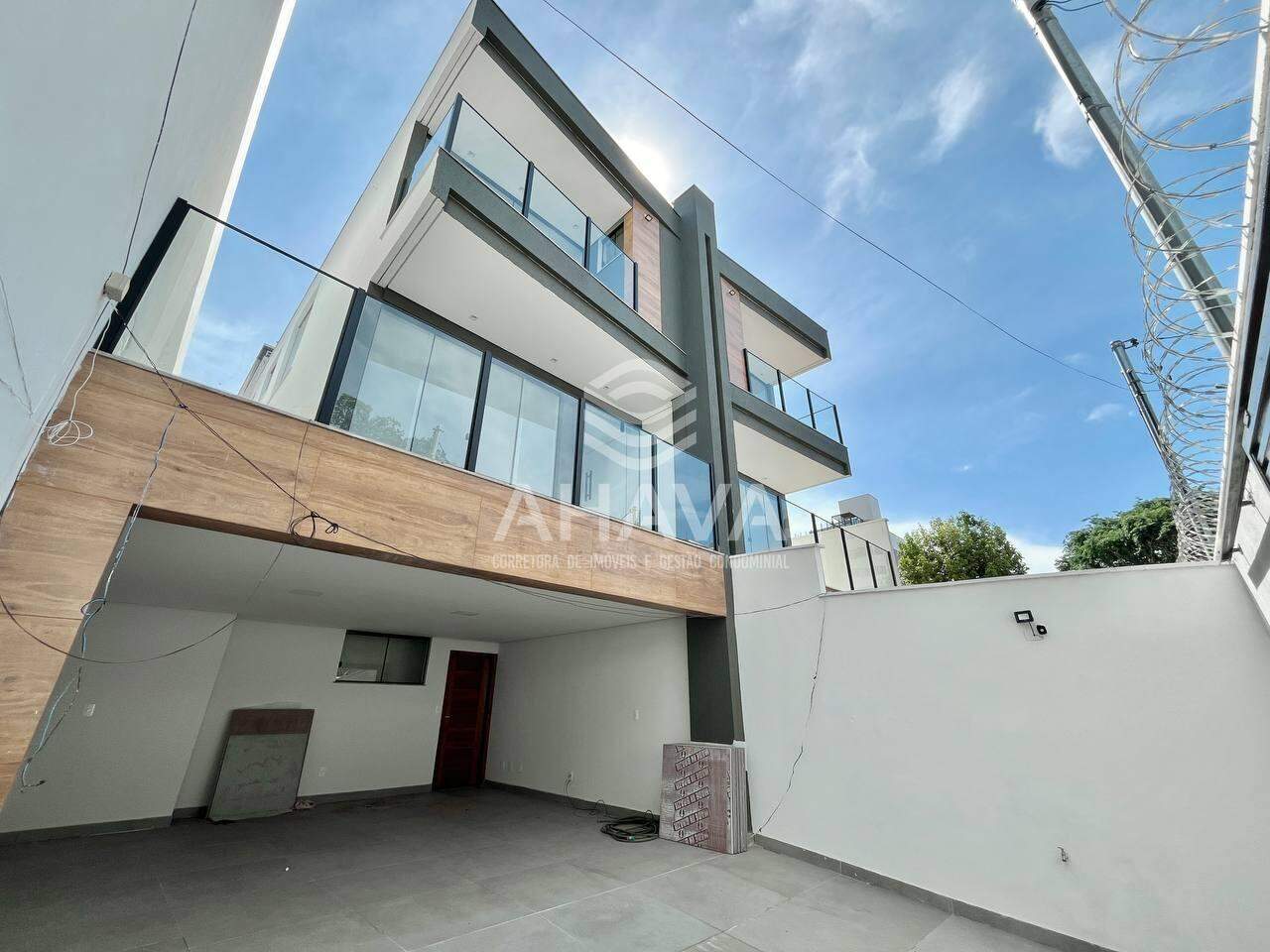 Casa geminada à venda no Planalto: 