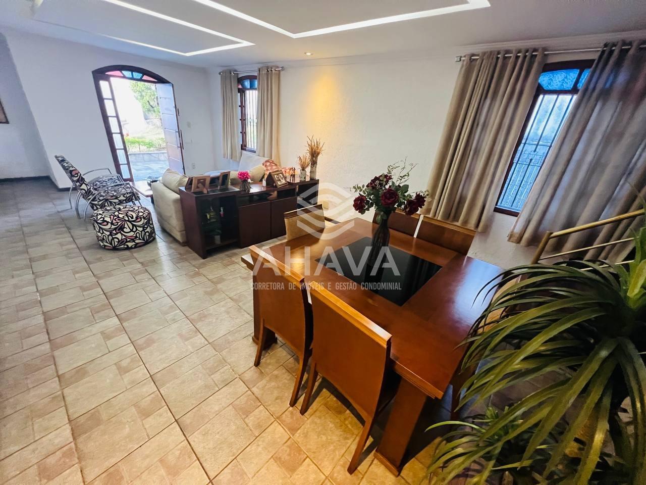 Casa à venda no Itapoã: 