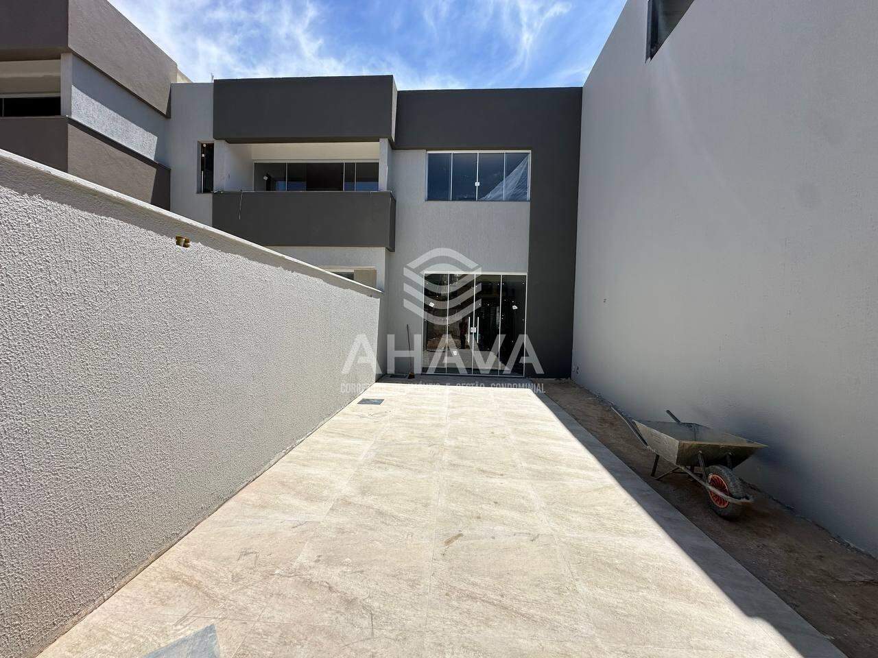 Casa geminada à venda no Planalto: 