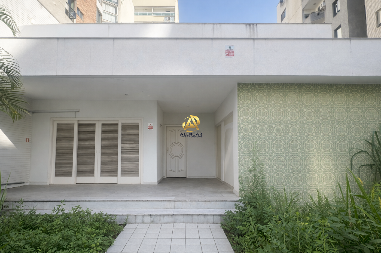 Casa Comercial com Dois Pavimentos e Pátio Interno na Praia da Costa – Vila Velha/ES