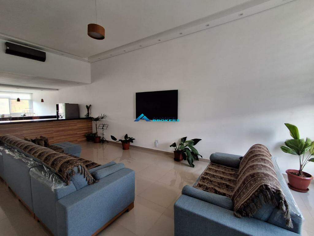 Casa à venda com 3 quartos, 246m² - Foto 4