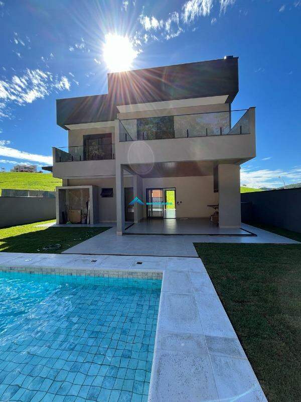 Casa à venda com 3 quartos, 297m² - Foto 1