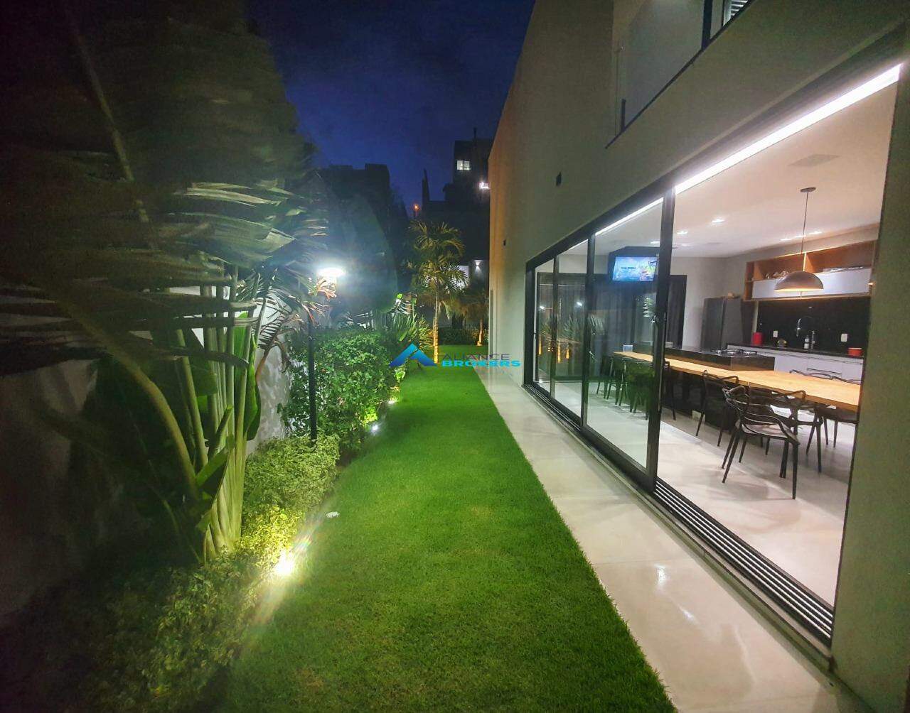 Casa de Condomínio para alugar com 4 quartos, 363m² - Foto 14