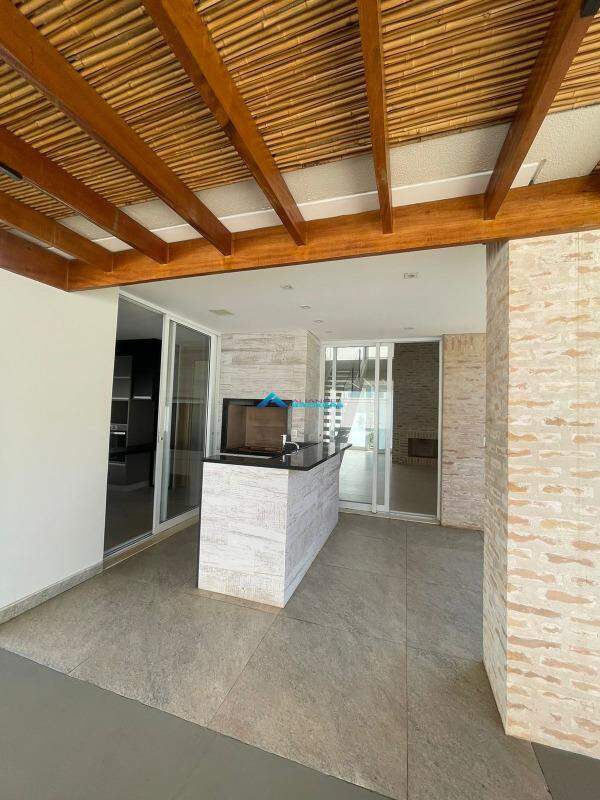 Casa de Condomínio à venda com 4 quartos, 270m² - Foto 2