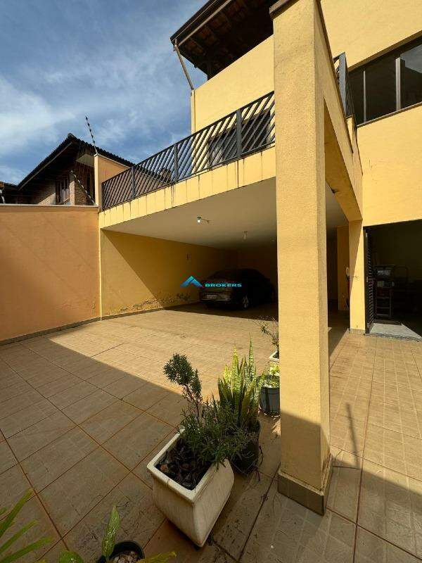 Casa à venda com 3 quartos, 303m² - Foto 2