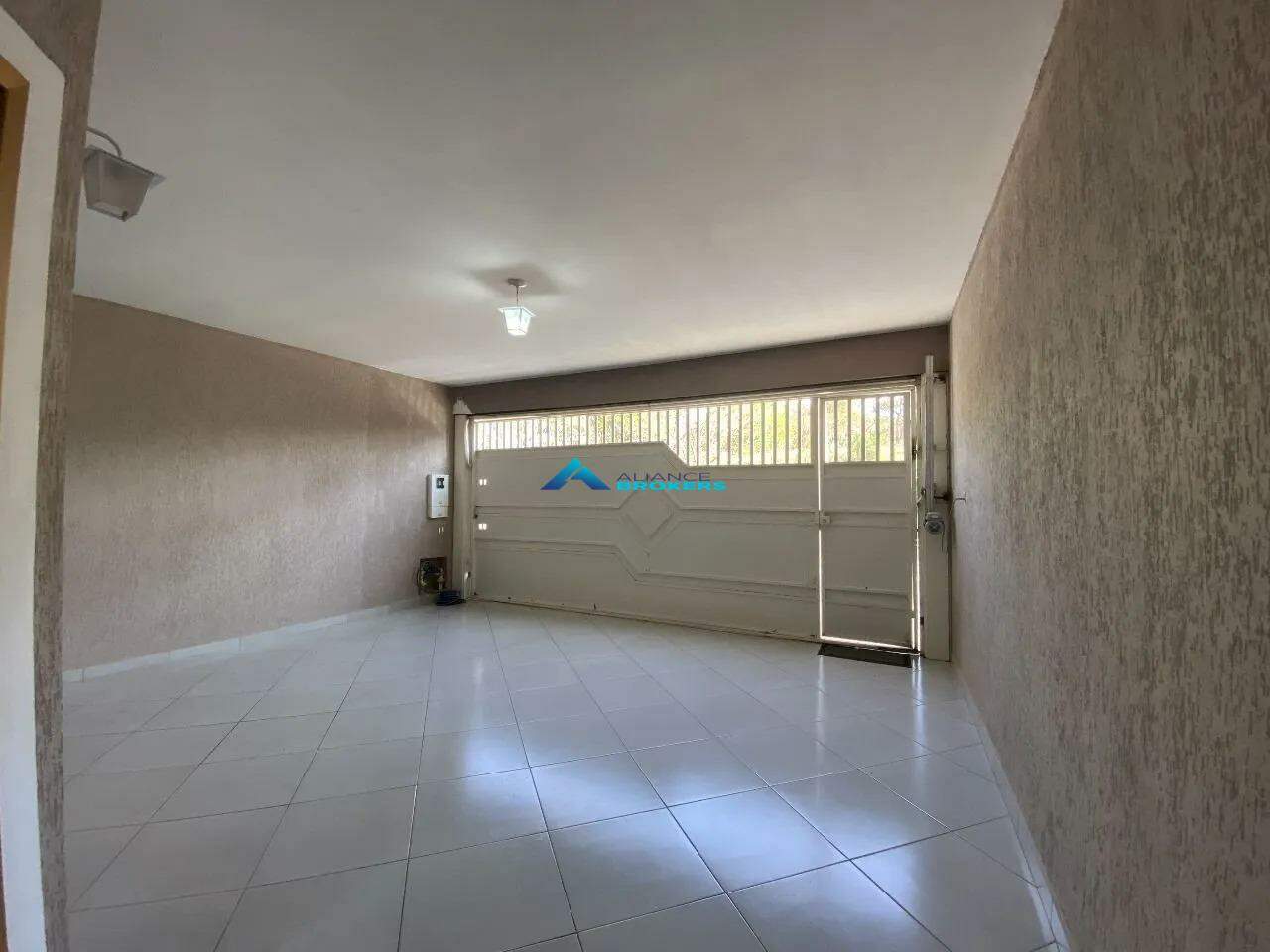 Casa à venda com 3 quartos, 210m² - Foto 2