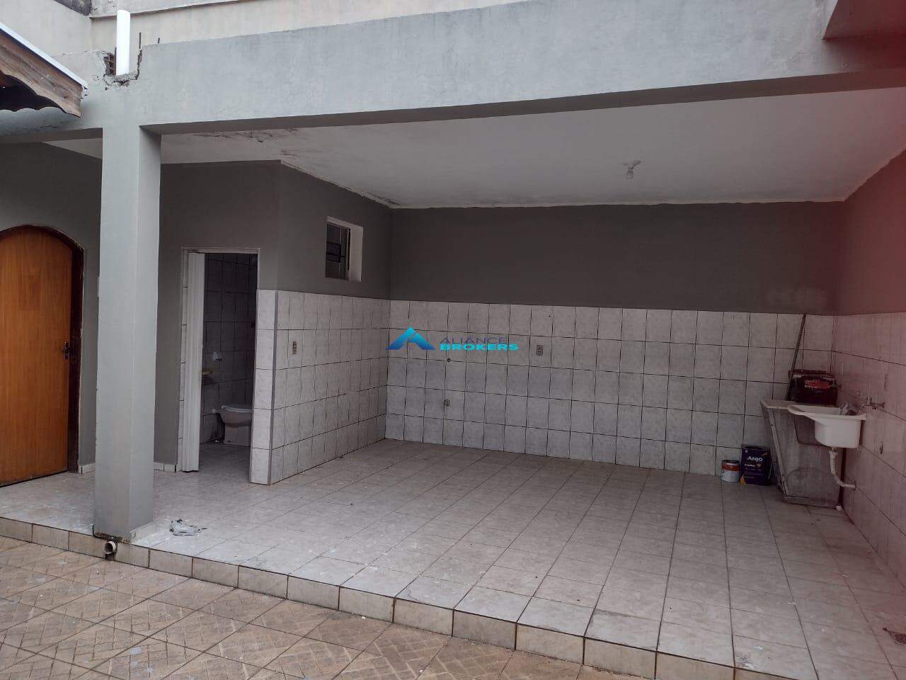 Casa para alugar com 3 quartos, 243m² - Foto 2