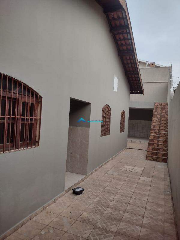 Casa para alugar com 3 quartos, 243m² - Foto 1